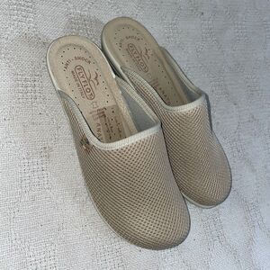 Fly Flot Women’s Wedge Mules Size 39 U.S. 8 M Beige Fabric Beach Cruise Outdoors